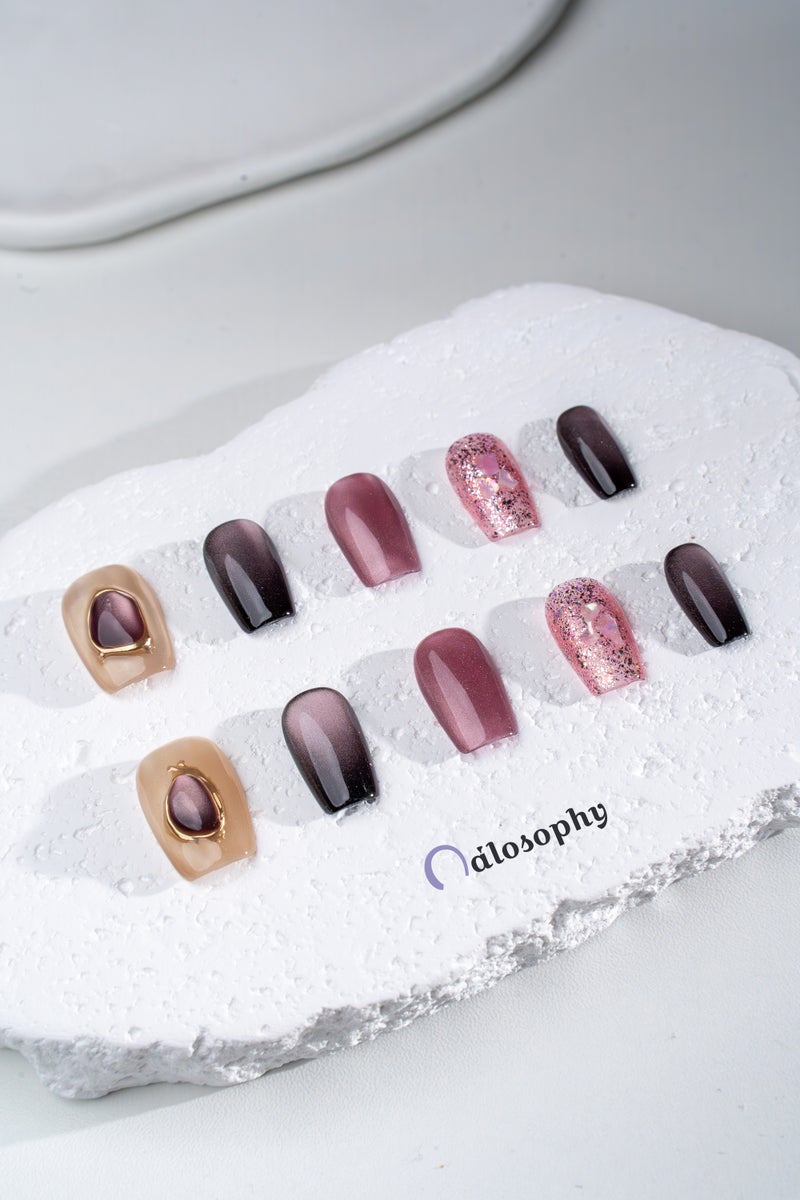 Nailosophy أظافر فاخرة مصنوعة يدويًا قابلة للصق بتصميم عتيق بلون البرقوق مع تأثير عين القط ولامع | شكل كوفين - Image 1